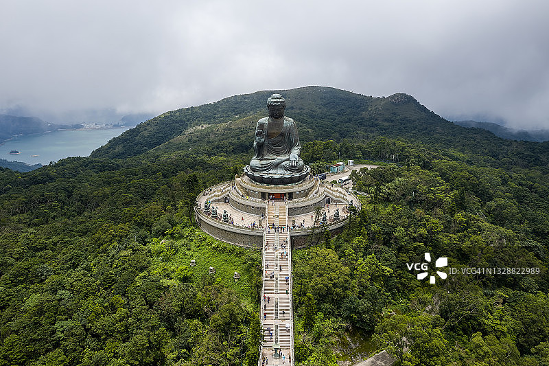 中国香港雾中天坛大佛航拍图片素材