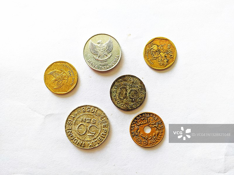 产自印度尼西亚的古代和现代硬币图片素材