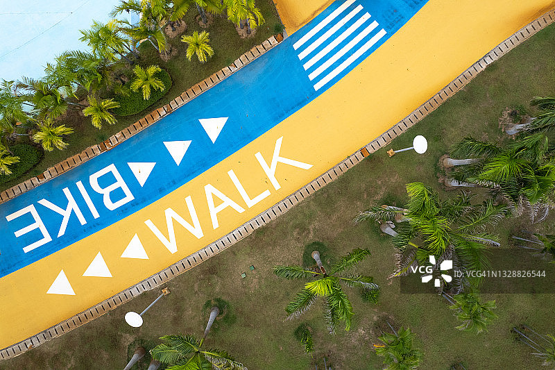 带有步行和自行车道标志的公共公园的无人机航拍景观图片素材