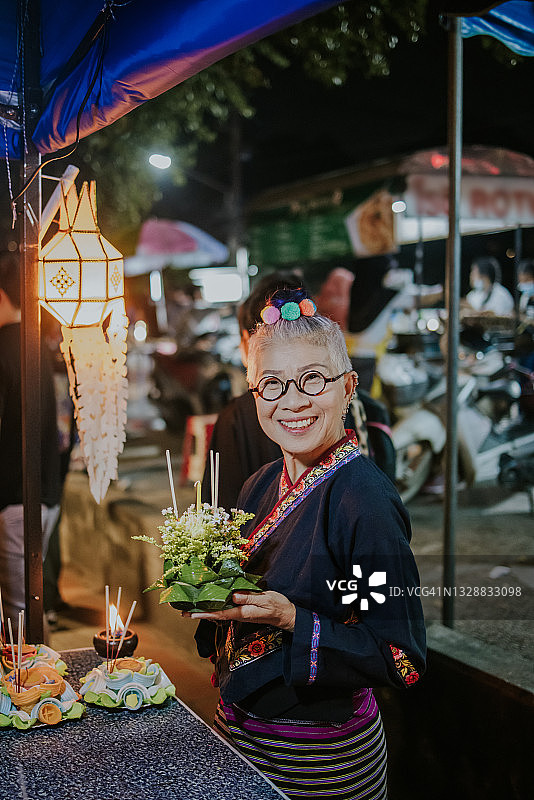 活跃的亚洲老年女性展示泰国水灯节花篮 - 摄影图片素材