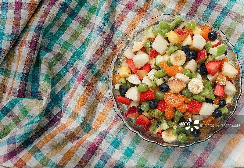水果沙拉拼盘与夏季野餐物品图片素材