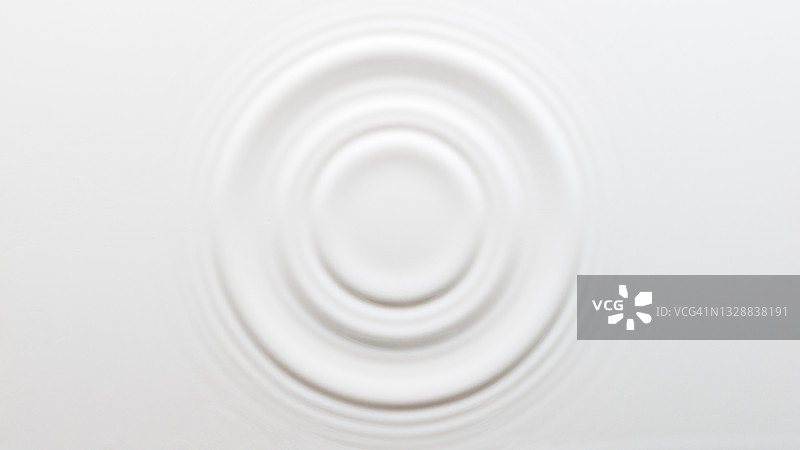 牛奶表面的圆形波纹图片素材