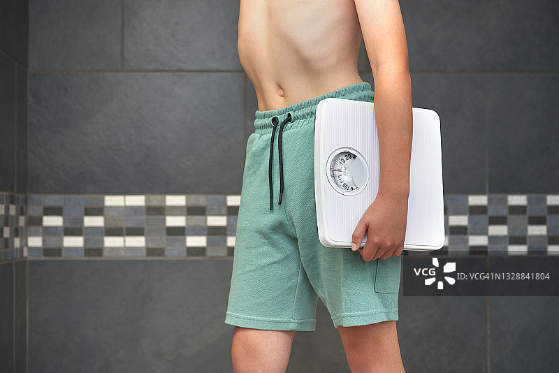 9岁非常瘦的男孩图片素材