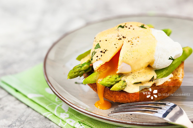 搭配水波蛋和荷兰酱的绿色芦笋吐司图片素材