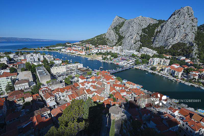 克罗地亚达尔马提亚海岸的奥米斯市图片素材