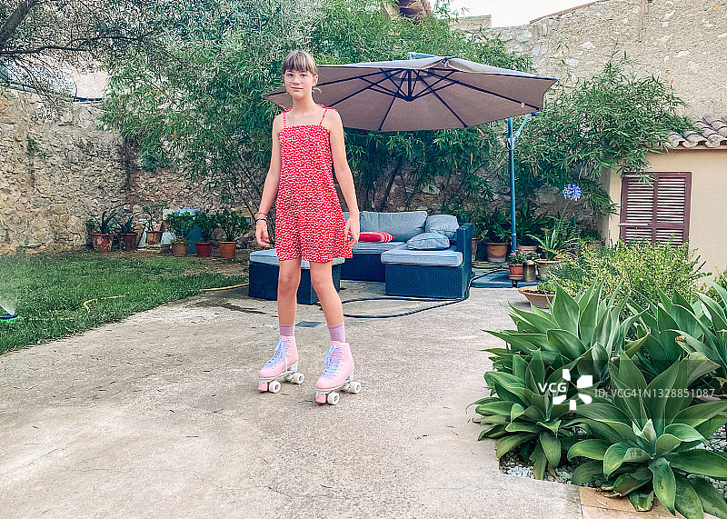 疫情封锁期间在家后花园穿轮滑鞋的女孩图片素材