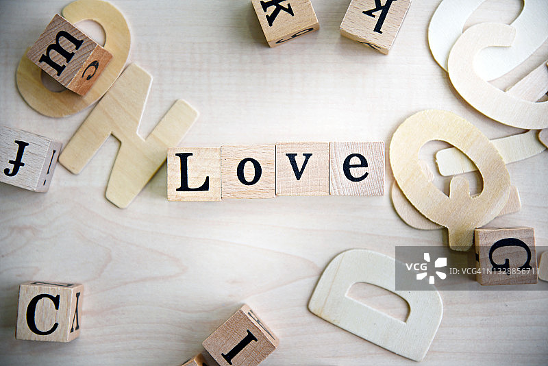 一个写着“爱”字的标志。图片素材