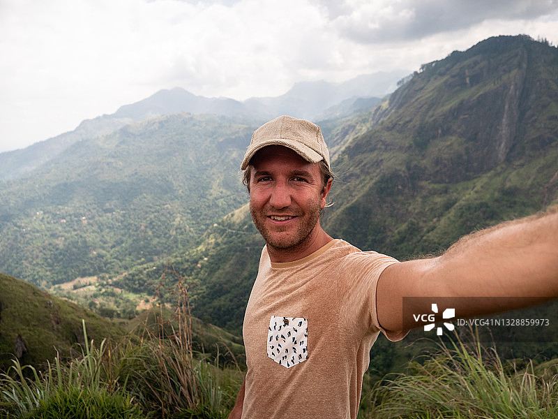 男子在山顶自拍图片素材