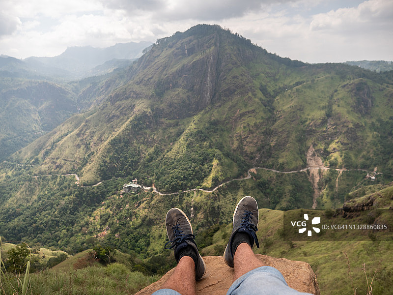 山顶观景的男子视角图片素材