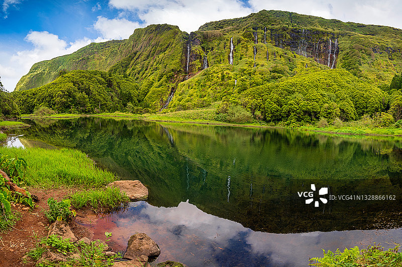 亚速尔群岛风景：弗洛雷斯岛，阿拉戈因哈湖上的标志性泻湖和20多个独立瀑布，葡萄牙最佳旅游目的地图片素材