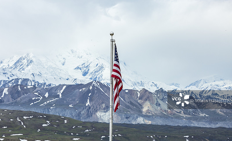 德纳里峰上的美国国旗图片素材