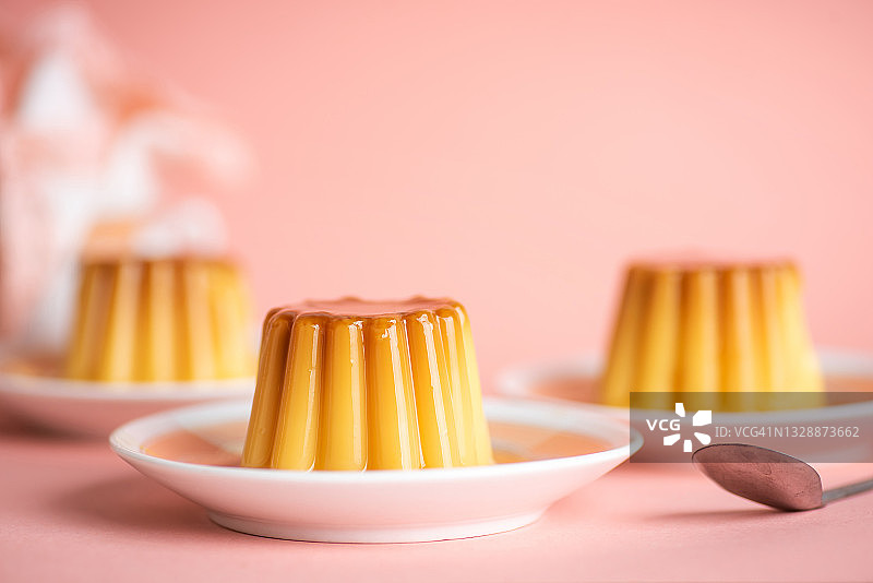 杯状模具中的自制香草布丁图片素材