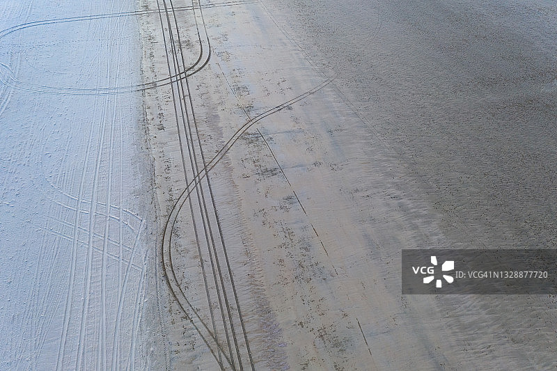 海滩上的轮胎痕迹俯视角度照片图片素材