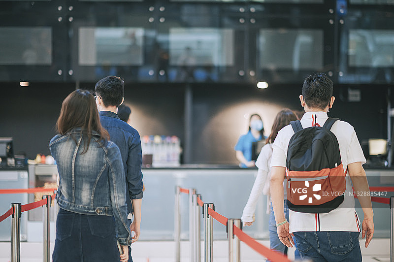 亚洲中国人群在电影院排队购买电影票的后视图图片素材