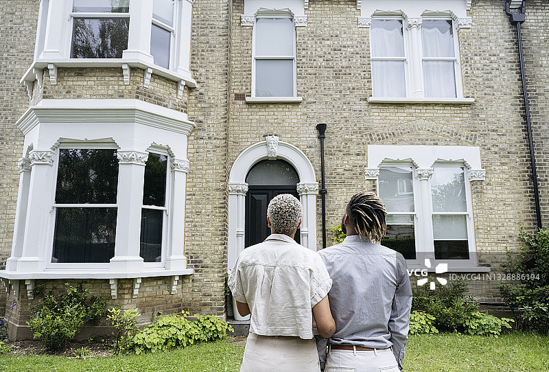 新的房主欣赏他们的投资的肖像图片素材