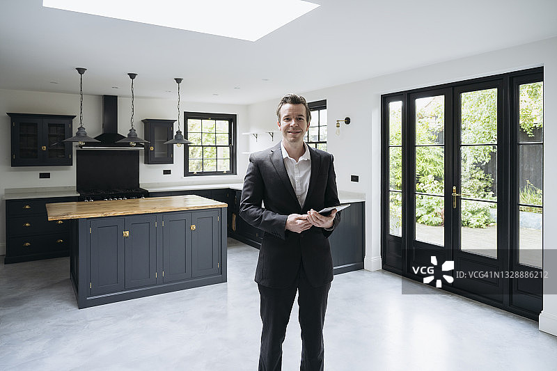 房产中介站在典雅的开放式住宅中图片素材