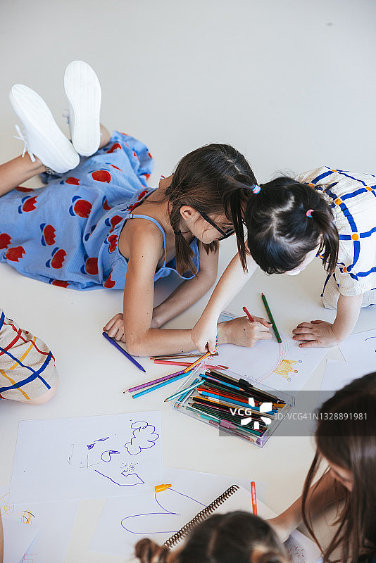 兄妹和朋友在家一起画画图片素材