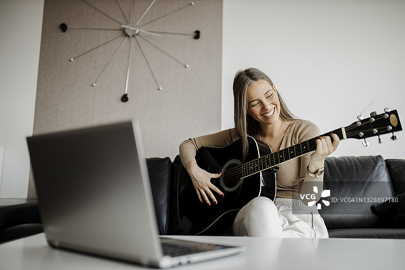 疫情期间在家上的在线音乐课图片素材