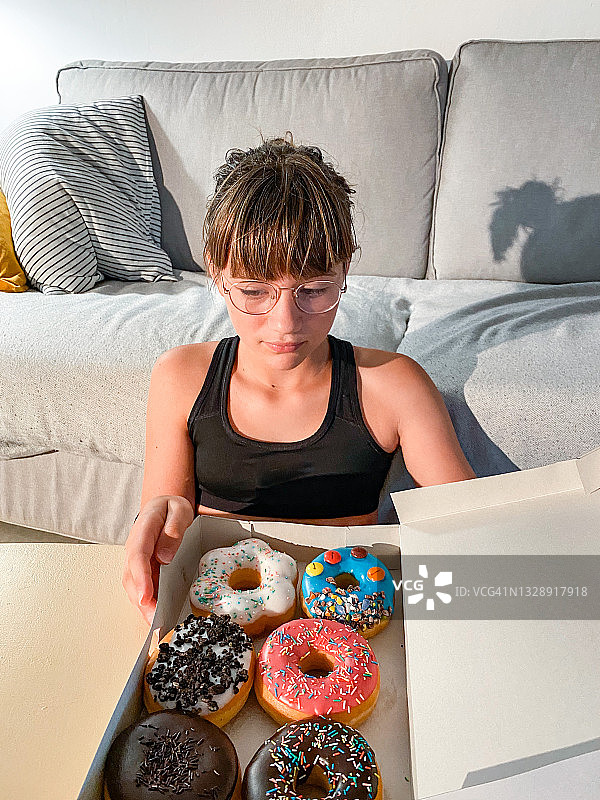 与朋友和家人一起享用外卖食品图片素材