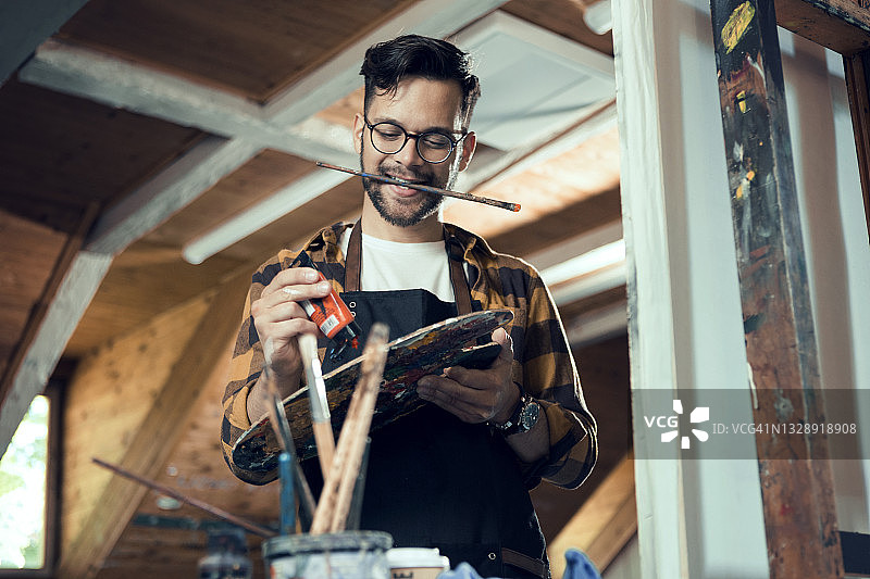 在艺术工作室调色的艺术家肖像图片素材