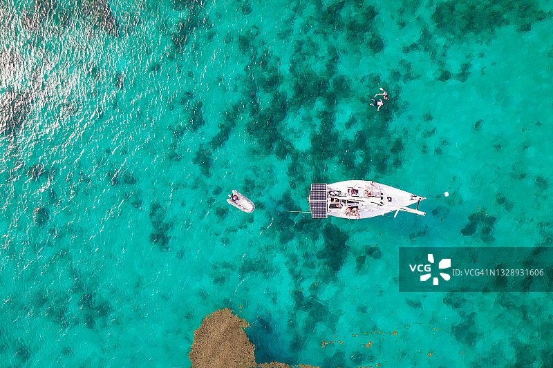 沿海岸线航行的帆船航拍图片素材