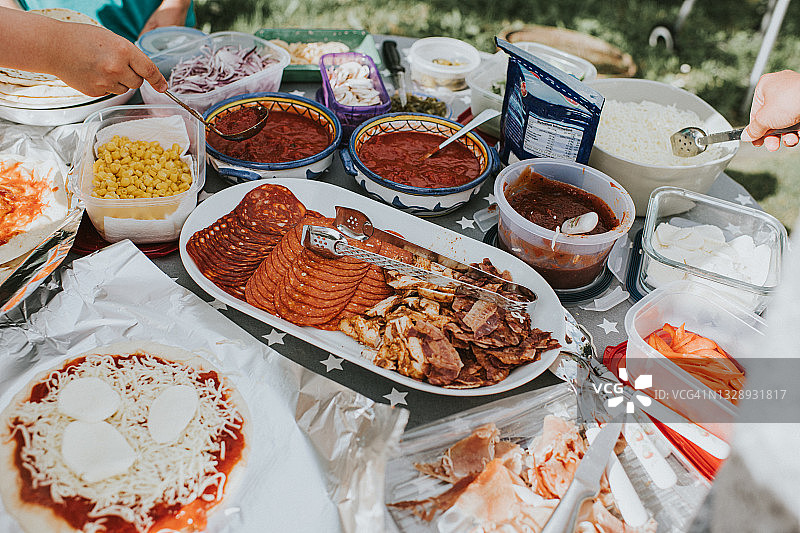 披萨配料摆放在户外桌上图片素材