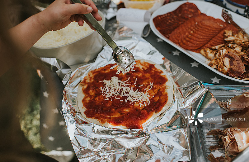 儿童自制披萨，添加配料图片素材