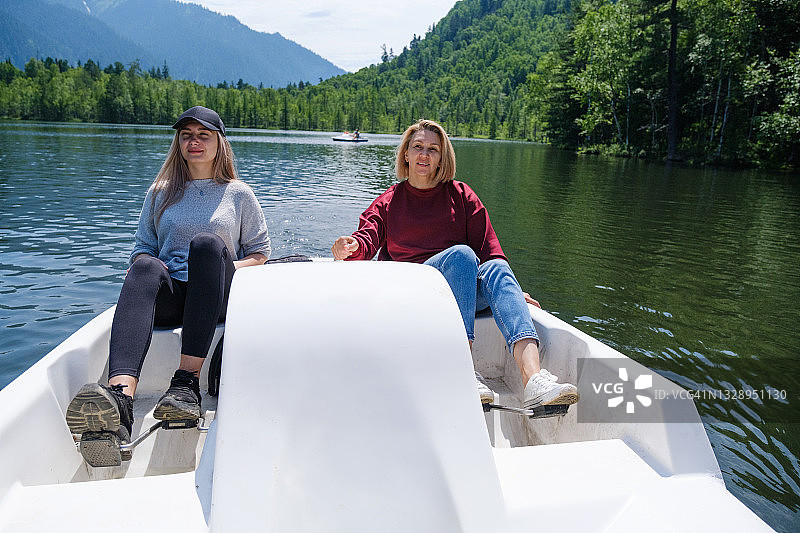 两个女人乘坐双体船图片素材