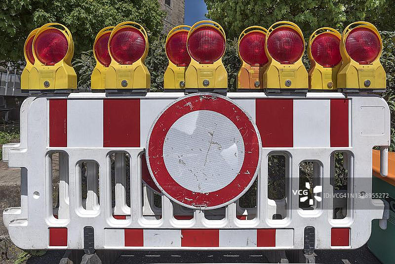 带警示灯的施工现场标志图片素材