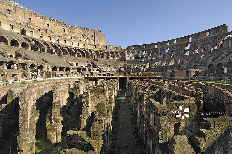 罗马斗兽场竞技场暴露的地基，后方为看台，意大利拉齐奥图片素材