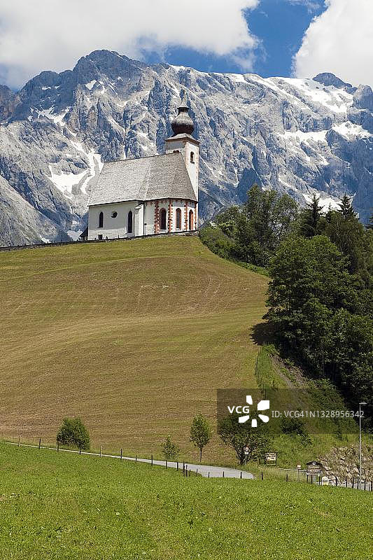 奥地利滨湖采尔迪恩滕圣尼古拉斯教区教堂与霍赫克尼格山脉图片素材