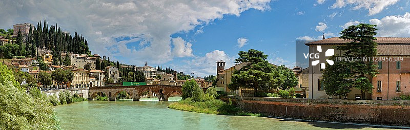 意大利维罗纳阿迪杰河与圣彼得罗城堡图片素材