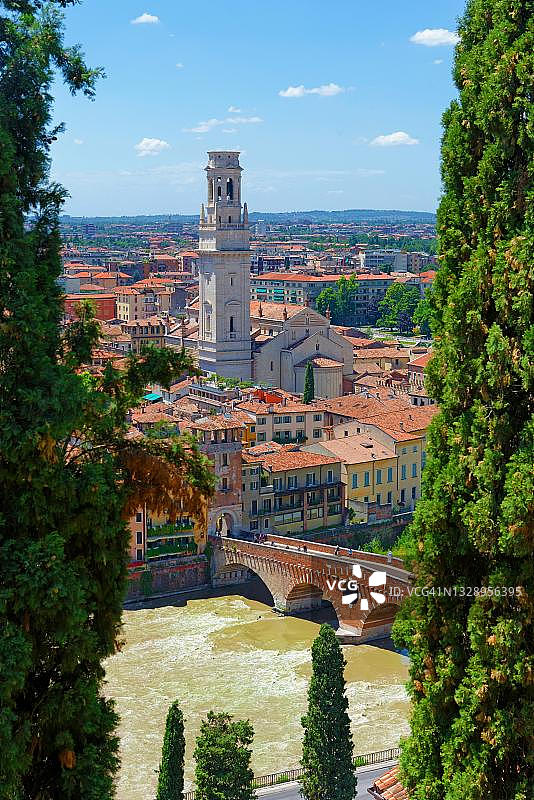 维罗纳城市景观，石桥和阿迪杰河，圣彼得城堡，意大利威尼托图片素材