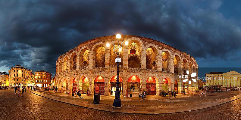 意大利维罗纳布拉广场的罗马圆形剧场图片素材