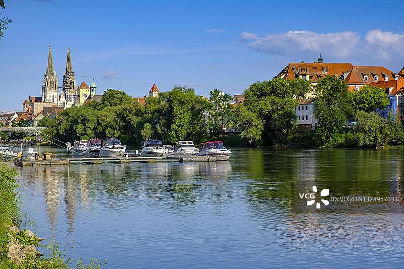 德国雷根斯堡多瑙河和老城区景观图片素材