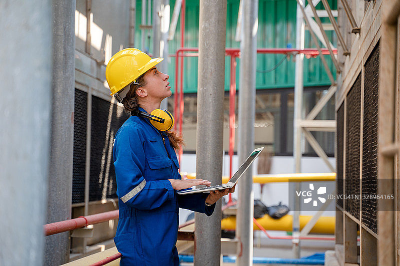 女工程师在工业厂房的锅炉房工作图片素材