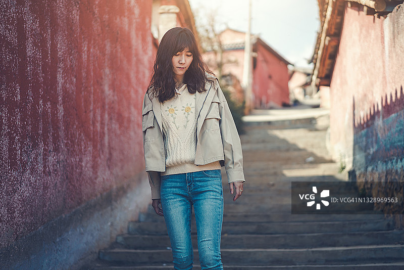 漫步在历史古村落的美丽中国女人图片素材