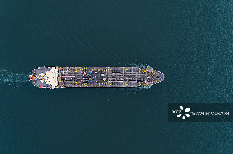 俯瞰视角：油轮在海面上高速航行，运输炼油厂的石油图片素材