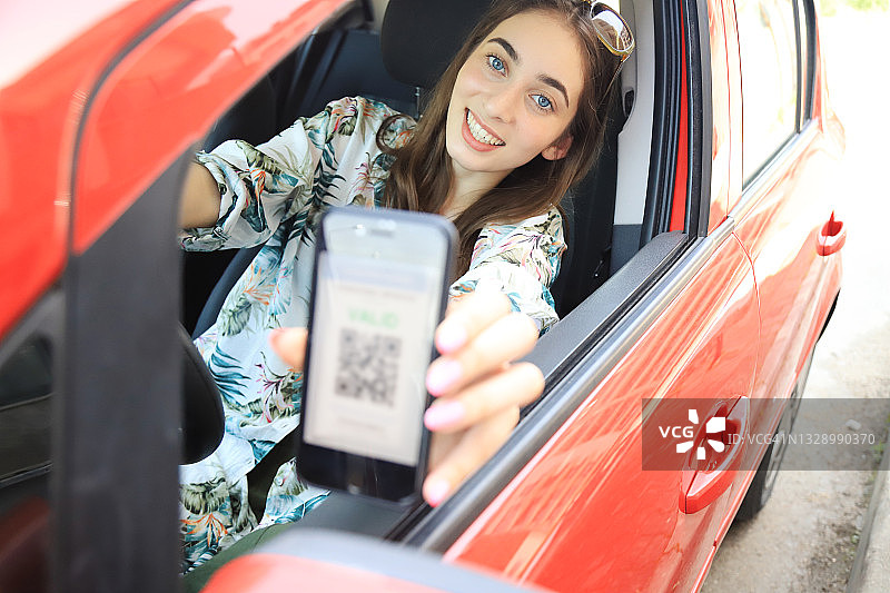 携带新冠病毒健康通行证旅行图片素材