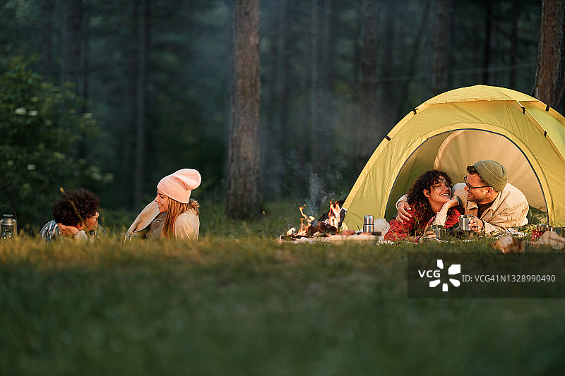 年轻情侣享受户外露营图片素材