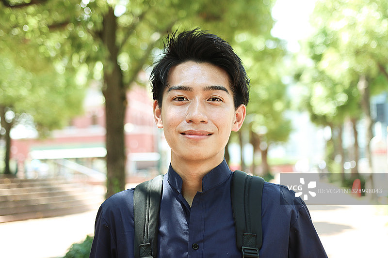 年轻亚洲男子肖像图片素材