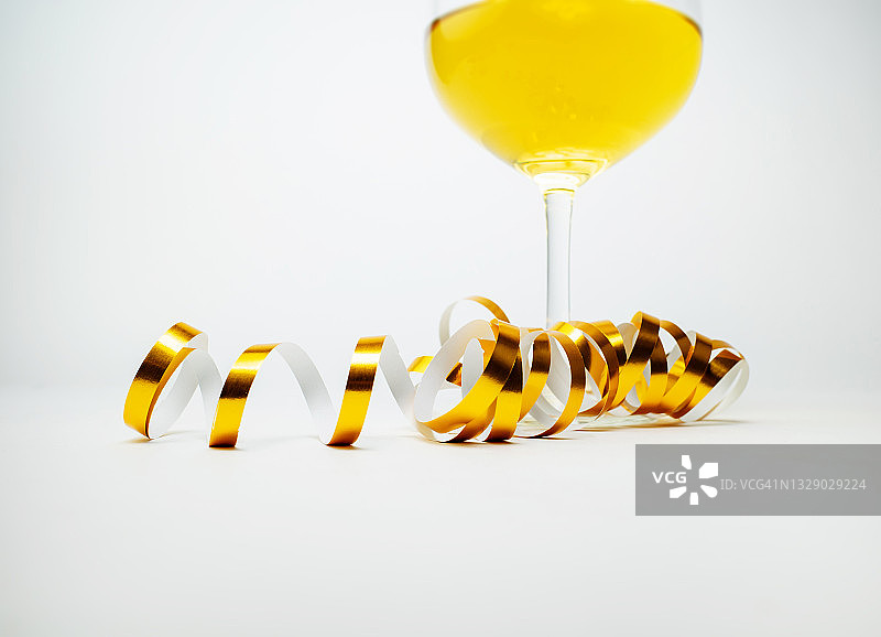金色派对彩带和酒杯图片素材