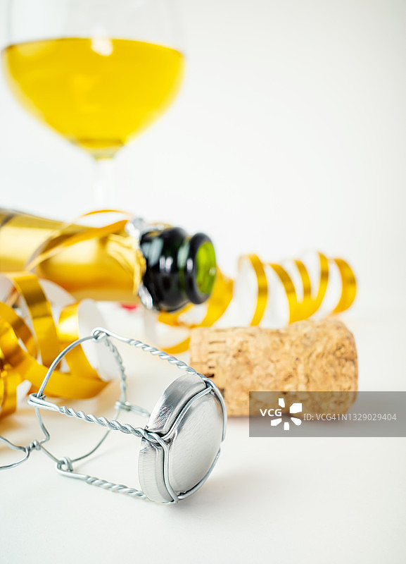 已开启的香槟酒瓶和彩带图片素材