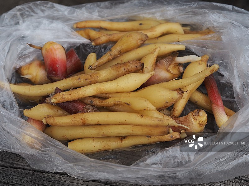 切片手指姜，塑料袋装新鲜蔬菜草药，新冠病毒图片素材