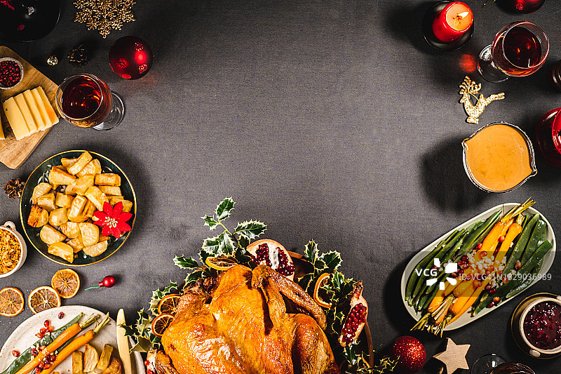 餐桌上供应的圣诞晚餐，带有复制空间图片素材