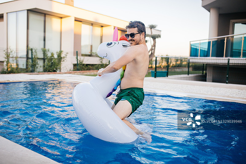 玩充气独角兽玩具的乐趣图片素材