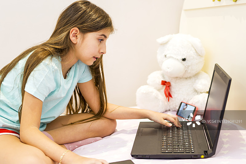 可爱的小女孩玩社交媒体图片素材