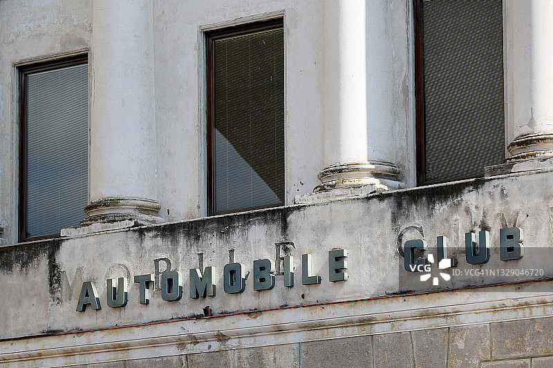 混凝土墙上的复古标牌图片素材