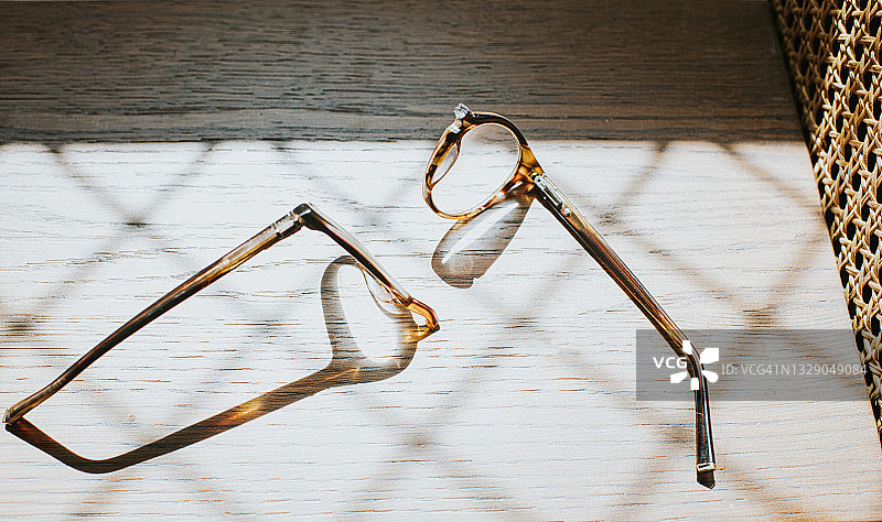 阳光明媚的木桌上断裂的眼镜图片素材