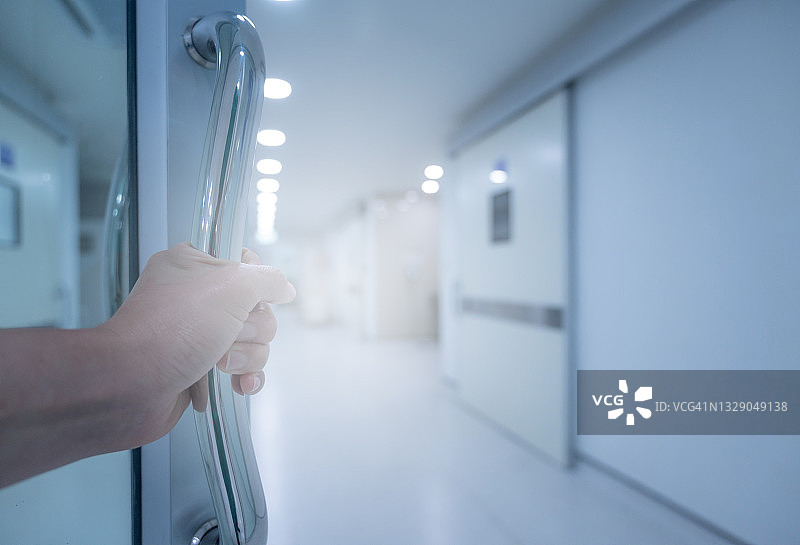 推开医院手术室的门图片素材